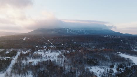 Wolken-über-Dem-Winterlichen-Dorf-Auf-Dem-Land-Von-Orford-In-Quebec,-Kanada