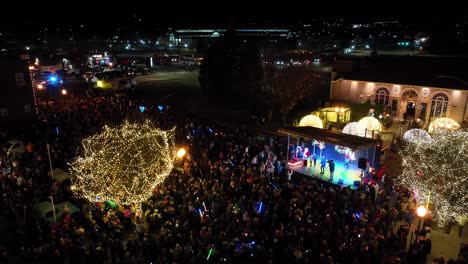 Evento-De-Iluminación-Del-árbol-De-Navidad-Al-Aire-Libre-Por-La-Noche-En-Denver,-Santa-Claus-En-El-Escenario-Albergando-La-Celebración-Y-Espectadores-Que-Asisten-Al-Evento
