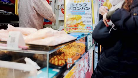 Vendedor-Ambulante-De-Comida-Entrega-Comida-Y-Recibe-El-Pago-Del-Cliente,-Cierre,-Asakusa-Tokio,-Japón