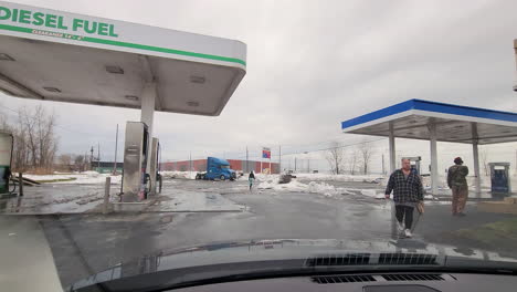 Gasolinera-Nevada-Y-Rota-Después-De-Tormentas-De-Invierno-Mortales-En-Los-Estados-Unidos