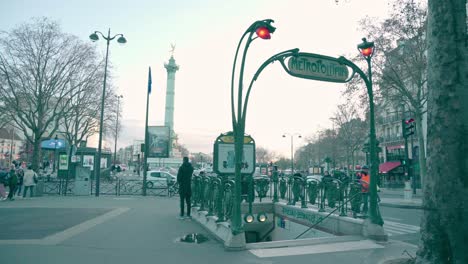 Escena-Dramática-Del-Metro-De-La-Bastilla-En-La-Capital-Francesa,-Hombre-Misterioso-Llamando-Con-Mucho-Tráfico-Alrededor