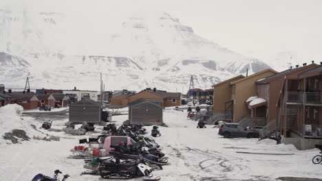 Lines-of-wooden-homes-covered-in-snow-in-Svalbard,-pan-left-view
