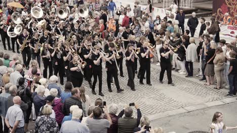 Orchester-Marschiert-Beim-Molde-Jazz-Festival,-Handheld-Bewegungsansicht