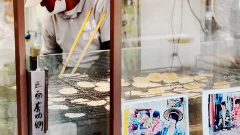 Vendedor-Tradicional-De-Comida-Callejera-Que-Fríe-Bocadillos,-Tokio,-Japón