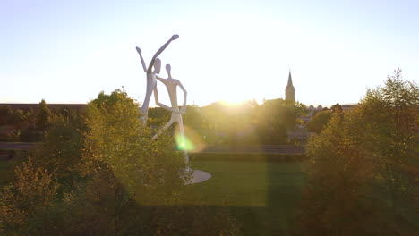 Tänzer-Skulptur-Im-Denver-Center-For-Performing-Arts,-Im-Freien-Städtisches-Zeitgenössisches-Statuendenkmal-Im-Park-Bei-Sonnenuntergang