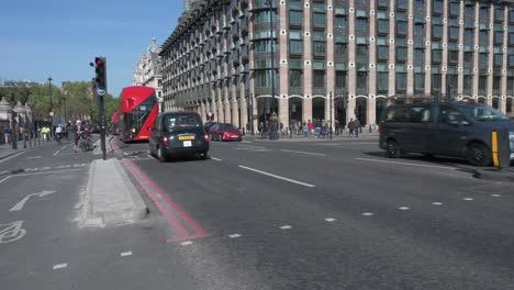 Der-Verkehr-In-London-Wurde-Gefilmt,-Als-Er-An-Einer-Fußgängerhaltestelle-Direkt-Neben-Big-Ben-Vorbeifuhr