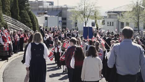 Niños-Ondeando-La-Bandera-De-Noruega-Durante-El-Día-De-La-Institución-En-Molde-City,-Cámara-Lenta-De-Mano