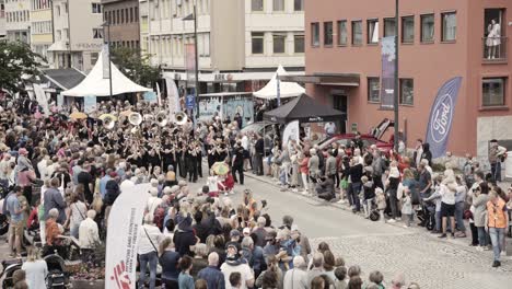 Multitud-De-Personas-Disfrutan-Del-Festival-De-Jazz-Molde,-Vista-En-Movimiento