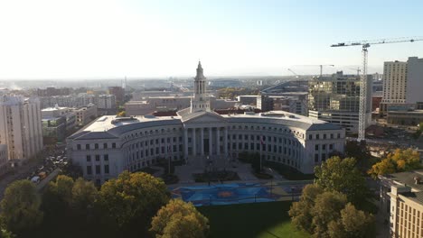 Edificio-De-La-Ciudad-Y-El-Condado-De-Denver-Colorado,-Vista-Aérea-De-La-Construcción-Arquitectónica-Histórica-Y-Los-Alrededores-Del-Paisaje-Urbano-En-El-Distrito-Del-Centro