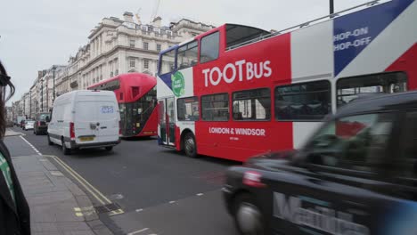 Tráfico-En-Londres-Filmado-Mientras-Pasa-Una-Parada-De-Peatones-Justo-Al-Lado-Del-Big-Ben