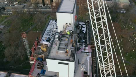 Mano-De-Obra-De-Apoyo-Que-Ensambla-La-Cubierta-De-Aluminio-En-El-Lavado-De-Nueva-York