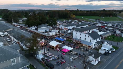 Shoppers-at-outdoor-produce-farmers-market