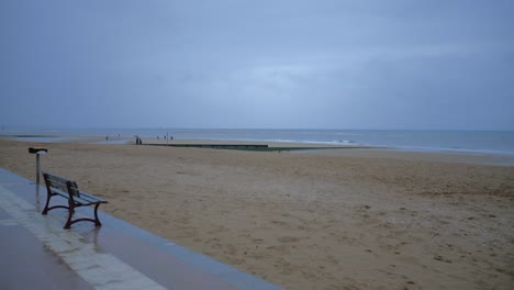 Playa-De-Normandía-Durante-Un-Día-Pacífico-Y-Nublado-En-Francia