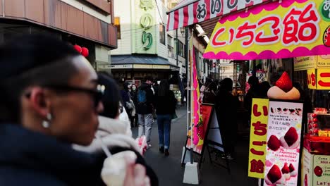 Geschäftiger-Innenstadtbezirk-Von-Asakusa,-Bewegung-Von-Menschen,-Japan