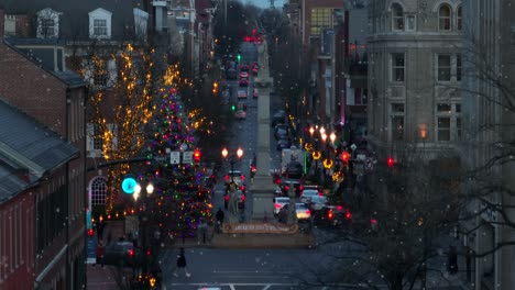 Tiro-Ascendente-De-Zoom-Aéreo-Largo-De-La-Calle-Principal-De-Lancaster-Pennsylvania-Durante-La-Nieve-De-Navidad