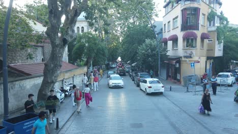 People-walking-the-streets-of-Istanbul