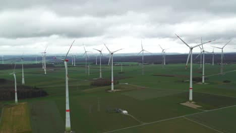 Un-Futuro-Sostenible:-Un-Parque-Eólico-Cerca-De-Bad-Wünnenberg,-Paderborn-Genera-Energía-Limpia-En-Un-Día-Nublado