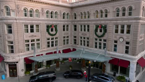 Vista-Aérea-Ascendente-Del-Hotel-Marriott-Decorado-Para-Navidad