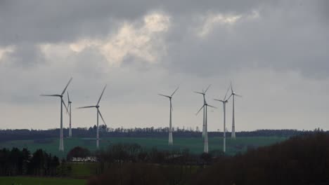 Timelapse-De-Una-Fila-De-Turbinas-Eólicas-Que-Generan-Energía-Limpia-En-Paderborn,-Alemania