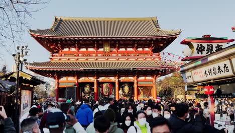 Senso-ji-Buddhistischer-Tempel-Voller-Menschen,-Beliebtes-Reiseziel,-Tokio,-Japan