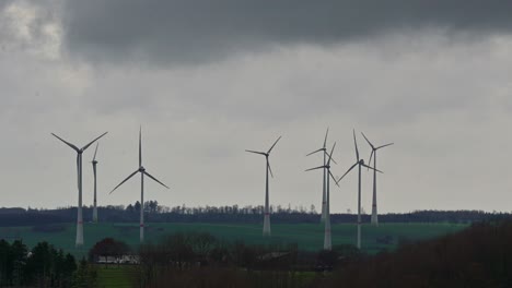 Energía-Sostenible-En-Acción:-Zoom-De-Un-Parque-Eólico-Cerca-De-Bad-Wünnenberg,-Paderborn