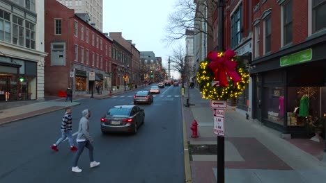 Revelación-Aérea-De-La-Calle-De-La-Ciudad-Desde-La-Corona-De-Navidad-En-El-Poste-De-La-Luz-En-El-Frío-Día-De-Diciembre-De-Invierno-En-América