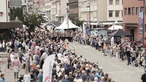 Comienzo-Del-Festival-De-Jazz-De-Molde-Con-Multitudes-De-Personas,-Vista-De-Mano