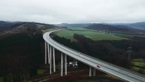 El-Puente-De-Autopista-Más-Alto-Del-Norte-De-Rhine-westphalia:-El-Talbrücke-Nuttlar-En-Alemania