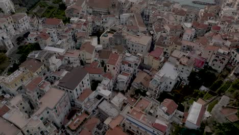 Amalfi,-Italien-Bei-Sonnenaufgang-Mit-Drohnenvideo-Der-Skyline,-Die-Sich-Zum-Meer-Neigt