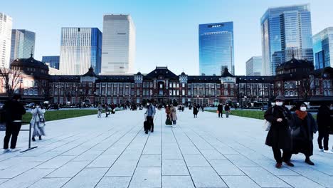 Gente-Despertando-Frente-A-La-Estación-De-Tokio,-Concepto-De-Destino-De-Viaje,-Japón