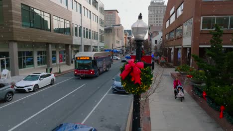 Revelación-De-La-órbita-Aérea-Del-Autobús-De-La-Ciudad-Que-Conduce-A-Través-De-La-Calle-Del-Centro-De-Lancaster,-Pennsylvania