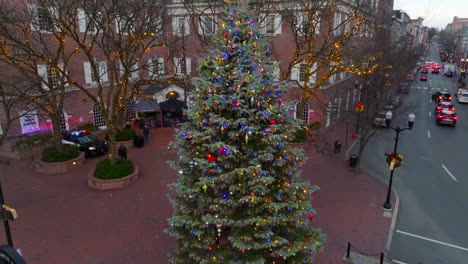 Antena-Ascendente-Del-árbol-De-Navidad-En-La-Plaza-Del-Centro-De-Lancaster-Pa