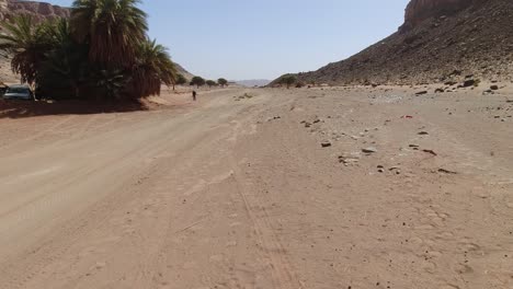 Driving-next-to-a-rally-photographer-in-the-desert