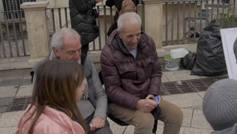 Dos-Hombres-En-Matera,-Italia-Con-Su-Imagen-Dibujada-En-La-Calle