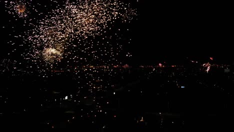 Fuegos-Artificiales-Estallando-En-La-Noche-Celebrando-El-Año-Nuevo