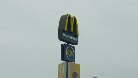 Logotipo-De-La-Empresa-Mcdonald&#39;s.-Metraje-Al-Aire-Libre.-Pájaro-Volando-Tiempo-De-Día