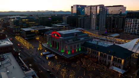 Luft-Hyperlapse-Des-Sonnenuntergangs-Hinter-Der-Union-Station-In-Denver,-Colorado-Während-Der-Ferien