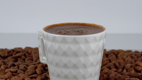 Traditioneller-Türkischer-Kaffee,-Frisch-Zubereitet-In-Weißer-Tasse