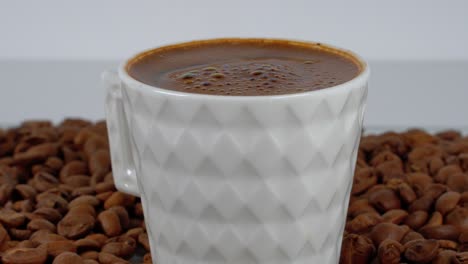 Frisch-Zubereiteter-Türkischer-Kaffee,-Der-Den-Slider-Shot-Aufspürt