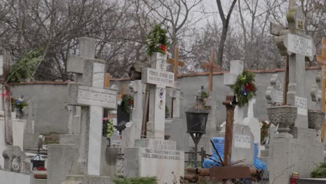 Christlicher-Friedhof.-Weihnachtszeit.-Gräber-Mit-Tannenkranz