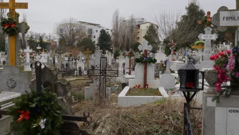 Christlicher-Friedhof.-Gräber-Mit-Tannenkranz