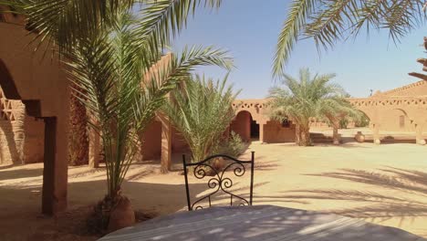 Toma-Panorámica-Derecha-Del-Interior-Del-Campamento-El-Mharech-En-Mharrech-Gorgec,-Desierto-Del-Sahara