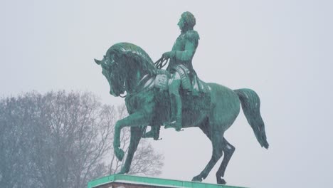 Fuertes-Nevadas-Cayendo-Sobre-La-Estatua-Del-Rey-Charles-John-En-La-Plaza-Del-Palacio-En-Oslo,-Noruega