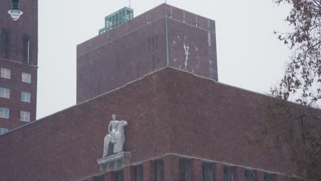 Winter-Eckansicht-Des-Rathauses-Von-Oslo-Mit-Statue-Von-König-Charles-John-Und-Ziffernblatt-An-Der-Spitze