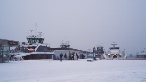 Vista-De-Los-Pasajeros-Que-Se-Dirigían-A-Abordar-Un-Barco-En-El-Muelle-De-Aker-Brygge-Con-Fuertes-Nevadas