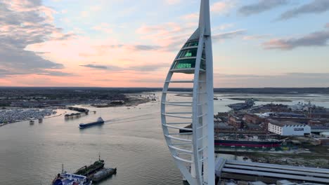 órbita-De-Drones-De-La-Torre-Spinnaker-En-Portsmouth-Con-Bengalas-De-Puesta-De-Sol-Y-Rayos-De-Luz-En-4k