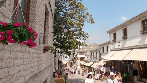 Lebendige,-Geschäftige-Szene-Von-Gjirokaster,-Albanien,-An-Einem-Sonnigen-Tag