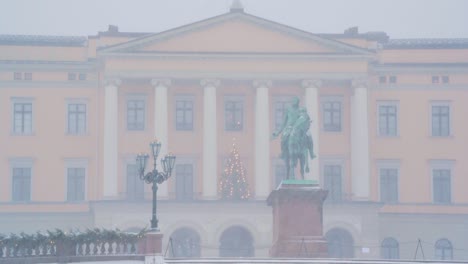 Schwerer-Schnee-Fällt-Auf-Die-Statue-Von-König-Charles-John-Und-Den-Königlichen-Palast