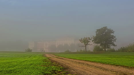 Zeitrafferaufnahme-Des-Weges,-Der-Zur-Burg-Jelgava-In-Lettland-Führt,-Umgeben-Von-Dichtem-Nebel-An-Einem-Nebligen-Morgen