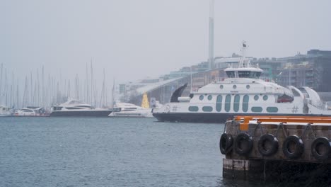 Barco-De-Pasajeros-Dronningen-Visto-Saliendo-Del-Puerto-En-Aker-Brygge-En-Un-Día-De-Nieve-Nublado-En-Oslo